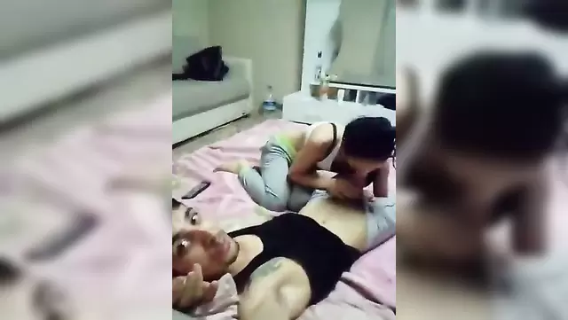 年轻的土耳其小哥说服女友给他口交吸鸡巴