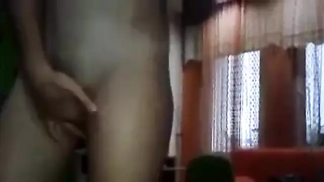 بنت تركية حلوة قاعدة على زب جوزها.